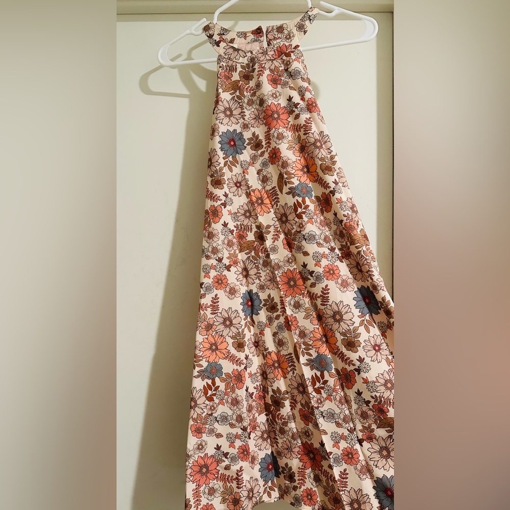 Floral print cute dress.